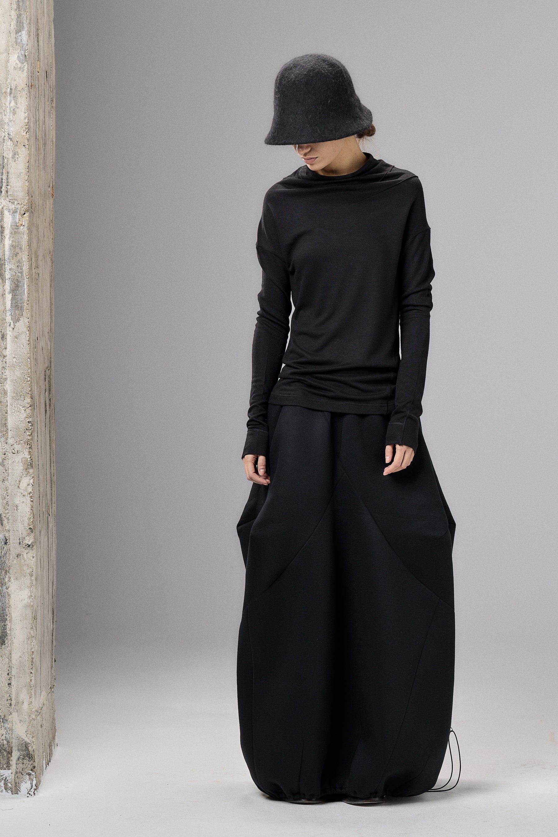 BLACK MINIMALIST LONG SLEEVE TOP
