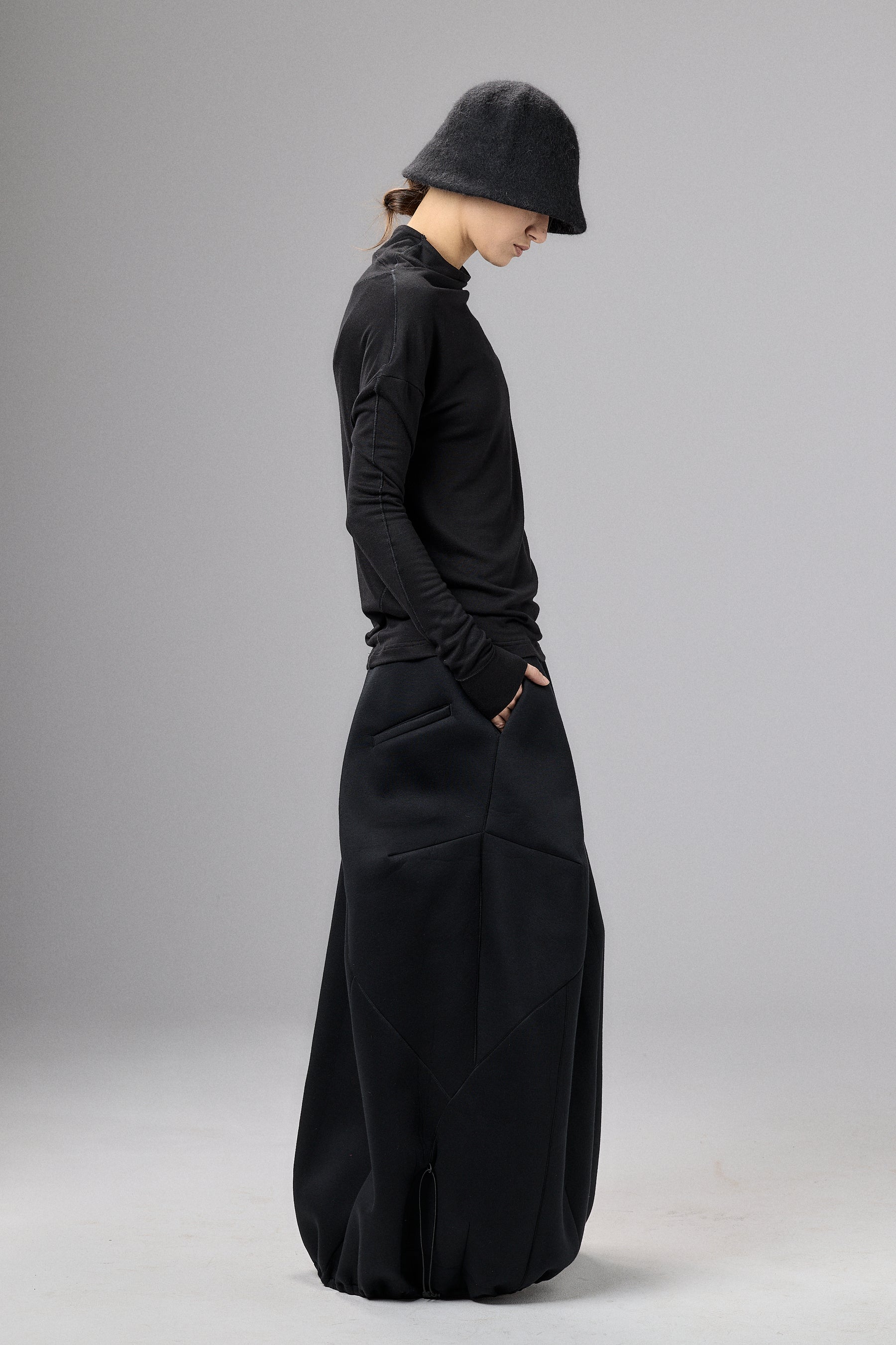 BLACK MINIMALIST LONG SLEEVE TOP