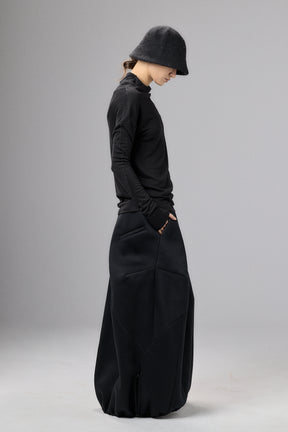 BLACK MINIMALIST LONG SLEEVE TOP