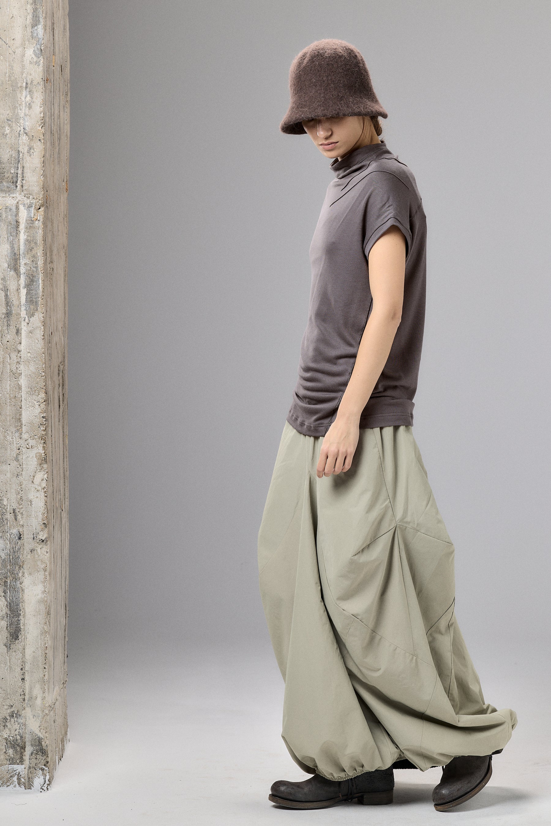 BROWN-GRAY MINIMALIST CAP SLEEVED TOP
