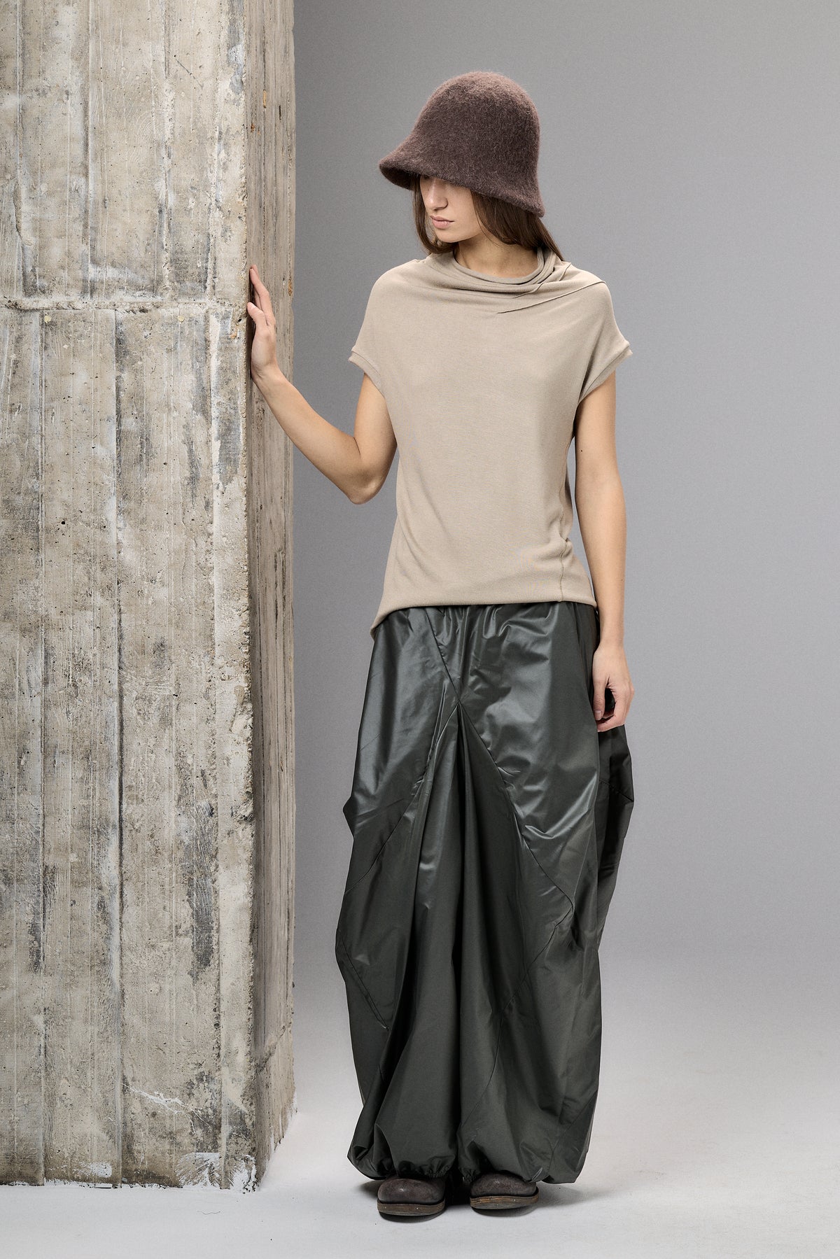 BLACK MINIMALIST CAP SLEEVED TOP