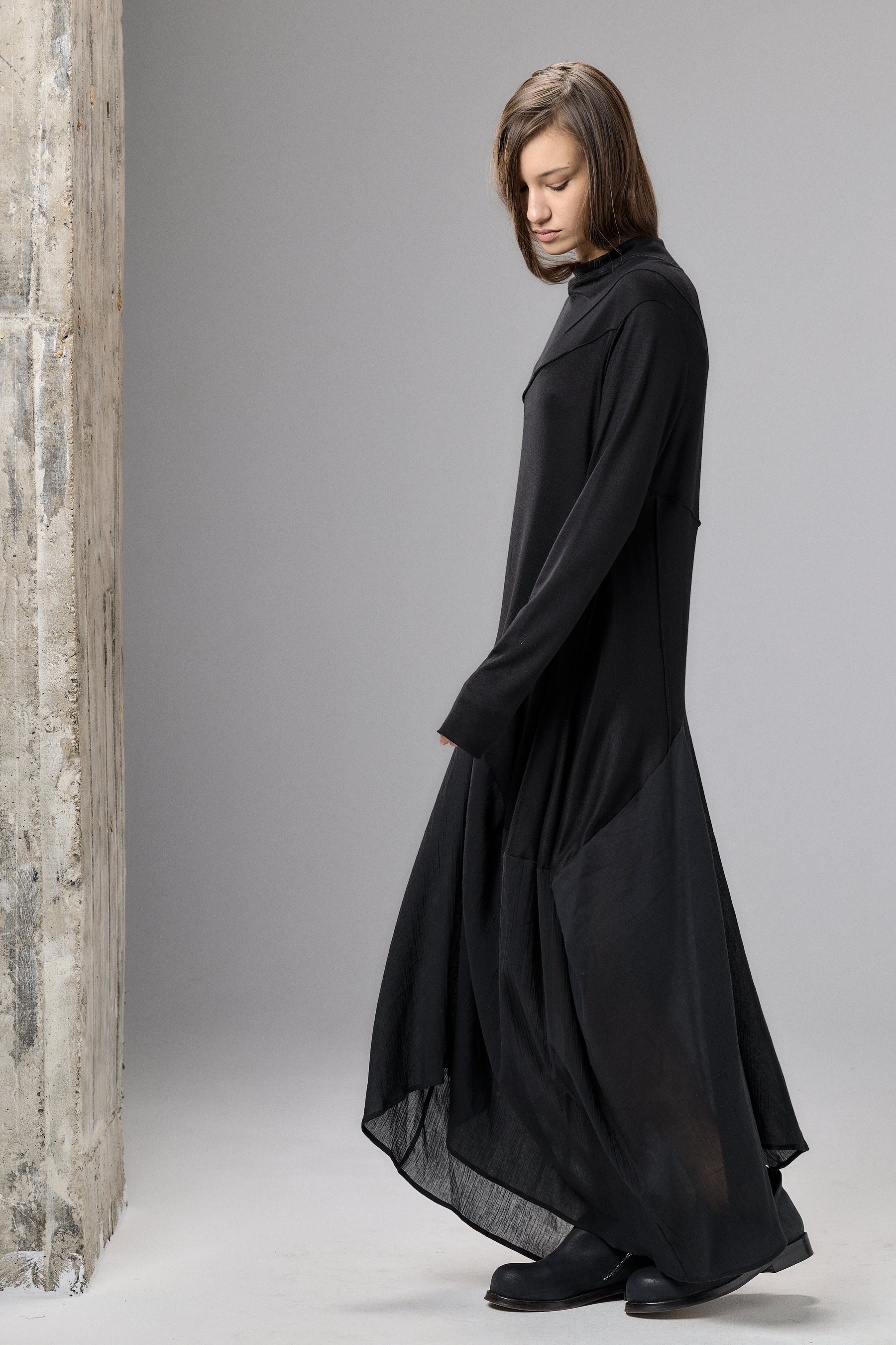 BLACK LONG SLEEVED MAXI DRESS