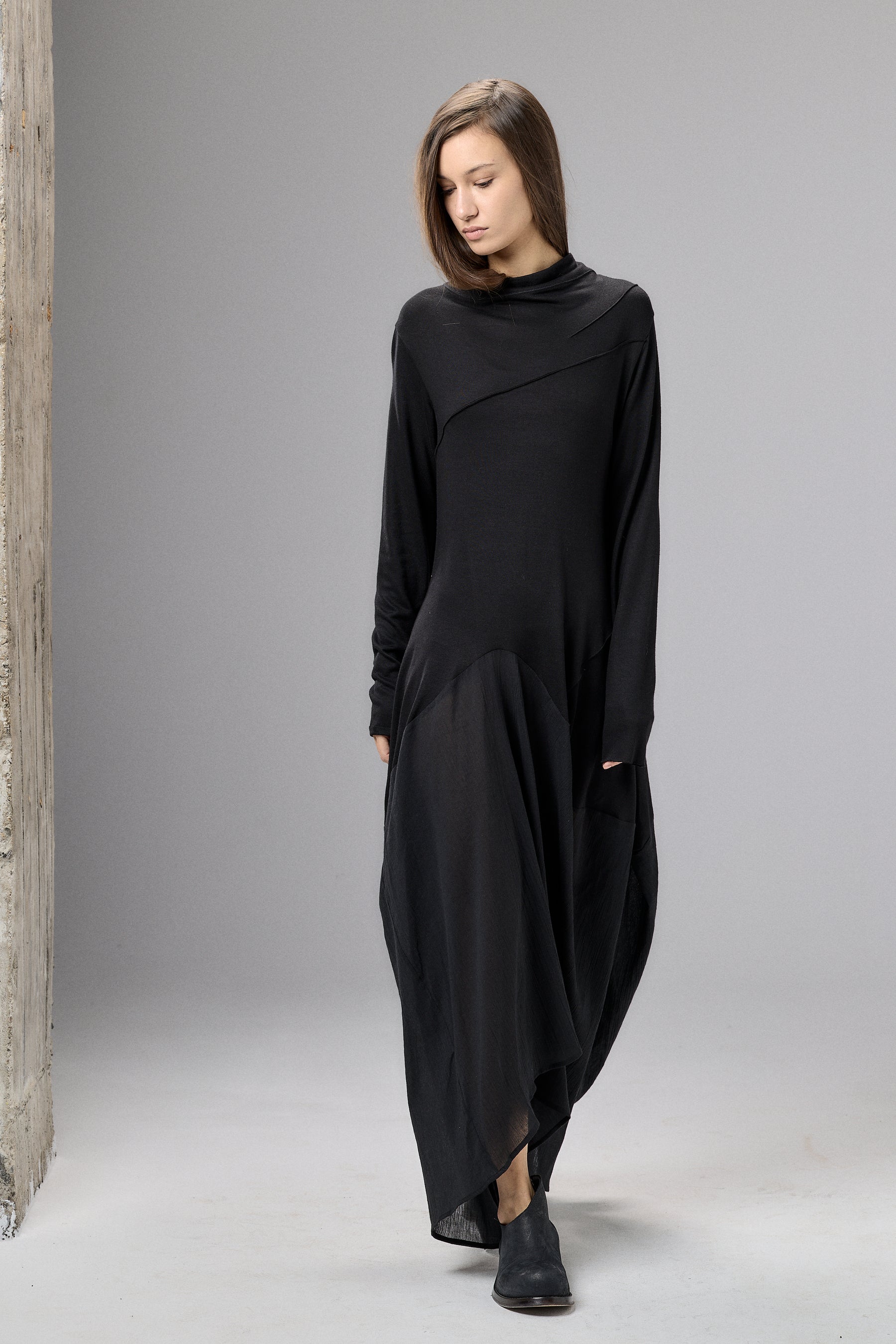 BLACK LONG SLEEVED MAXI DRESS