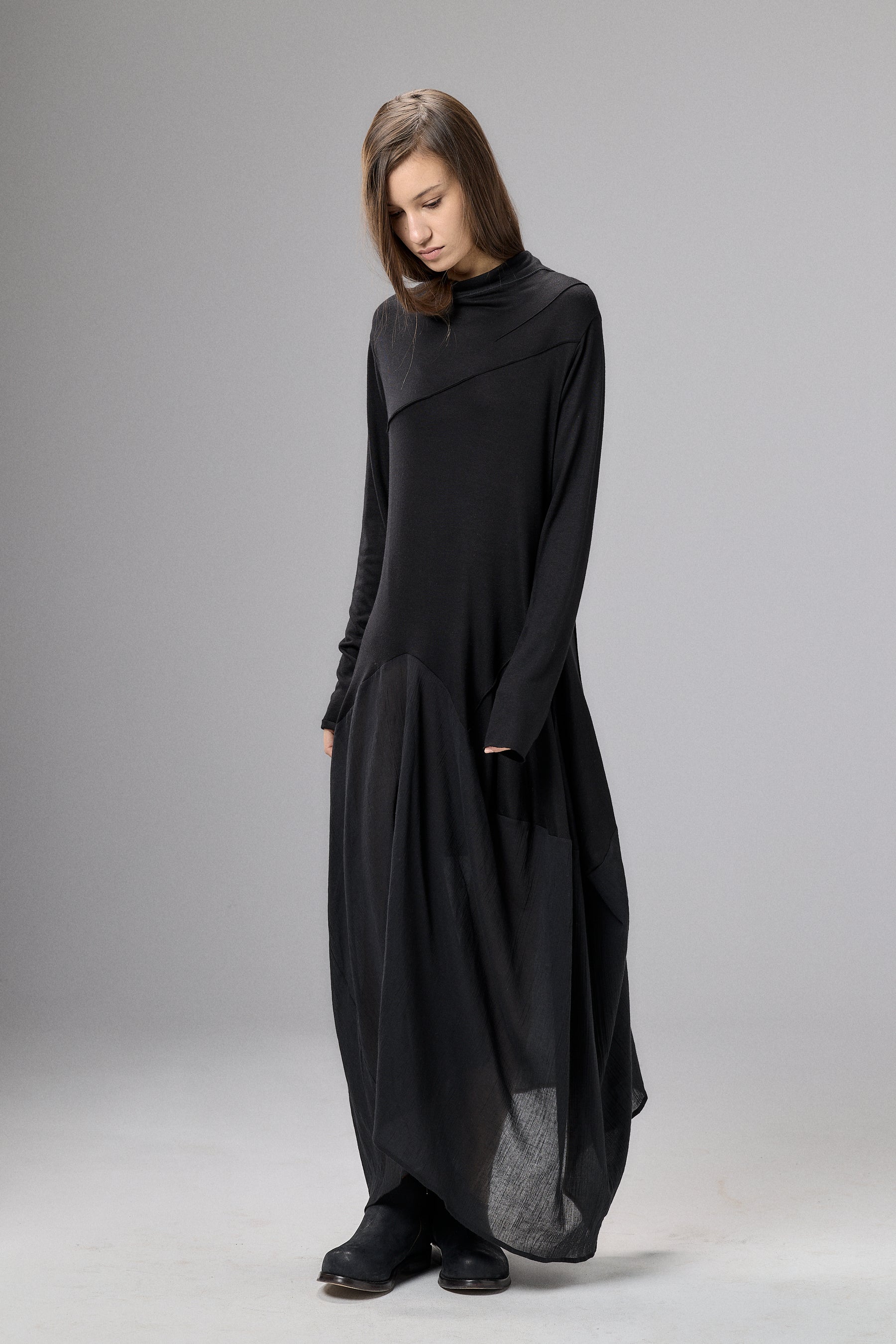 BLACK LONG SLEEVED MAXI DRESS