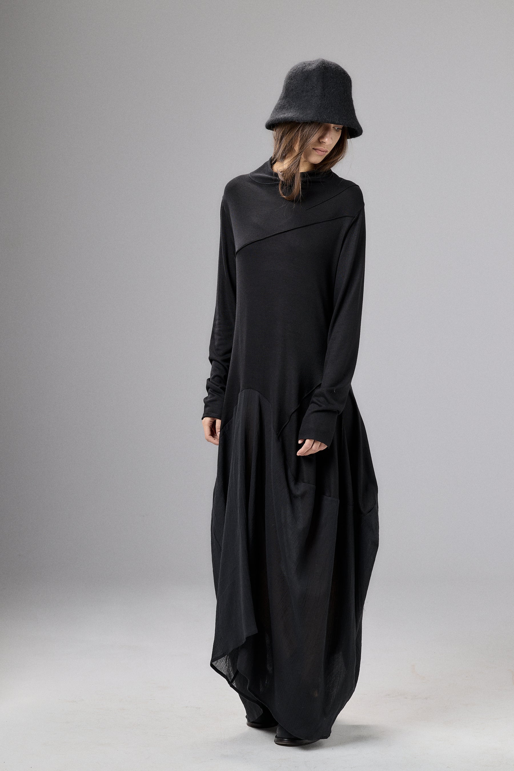 BLACK LONG SLEEVED MAXI DRESS