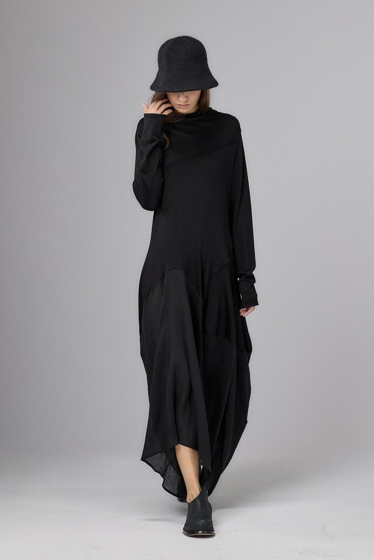 BLACK LONG SLEEVED MAXI DRESS