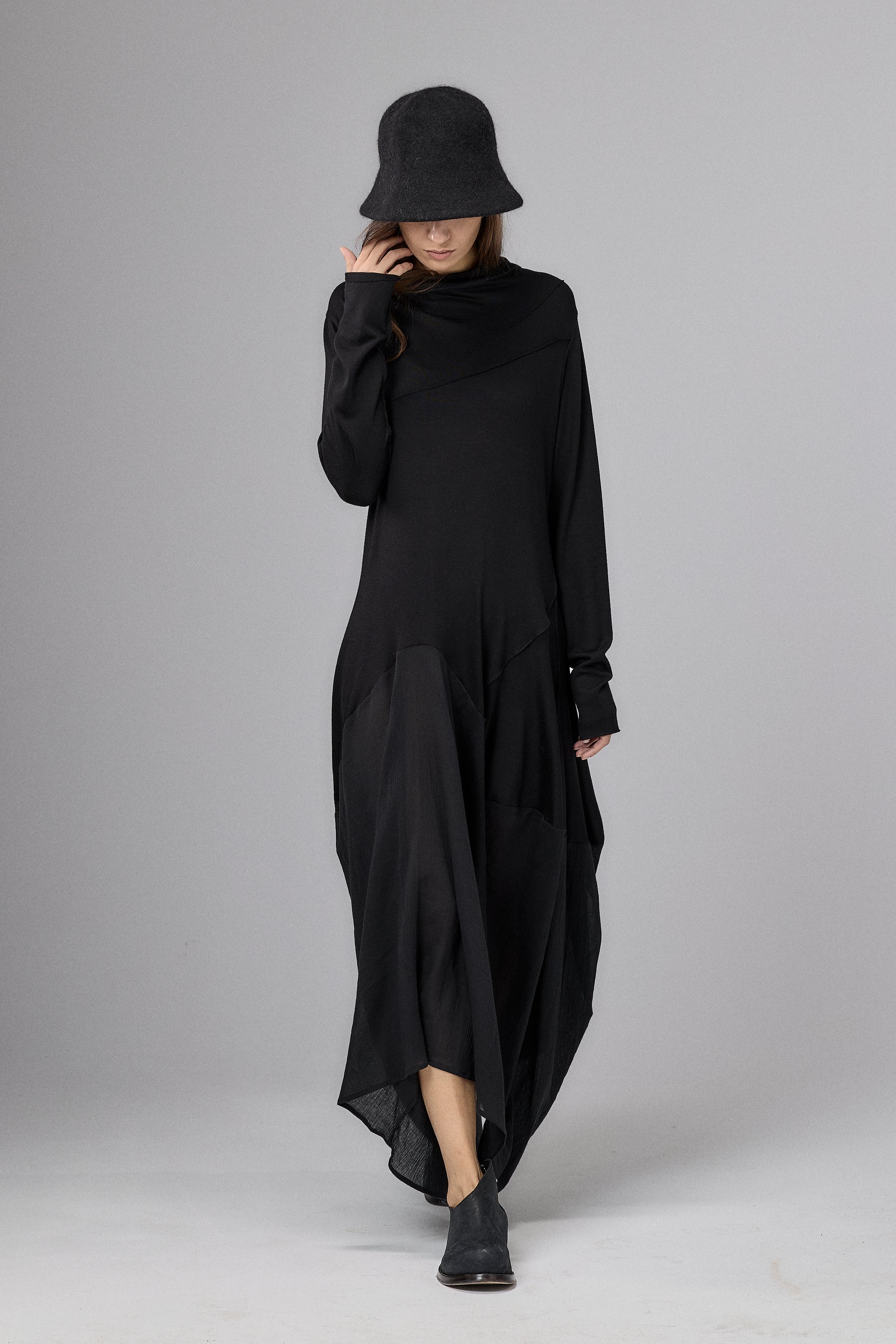 BLACK LONG SLEEVED MAXI DRESS
