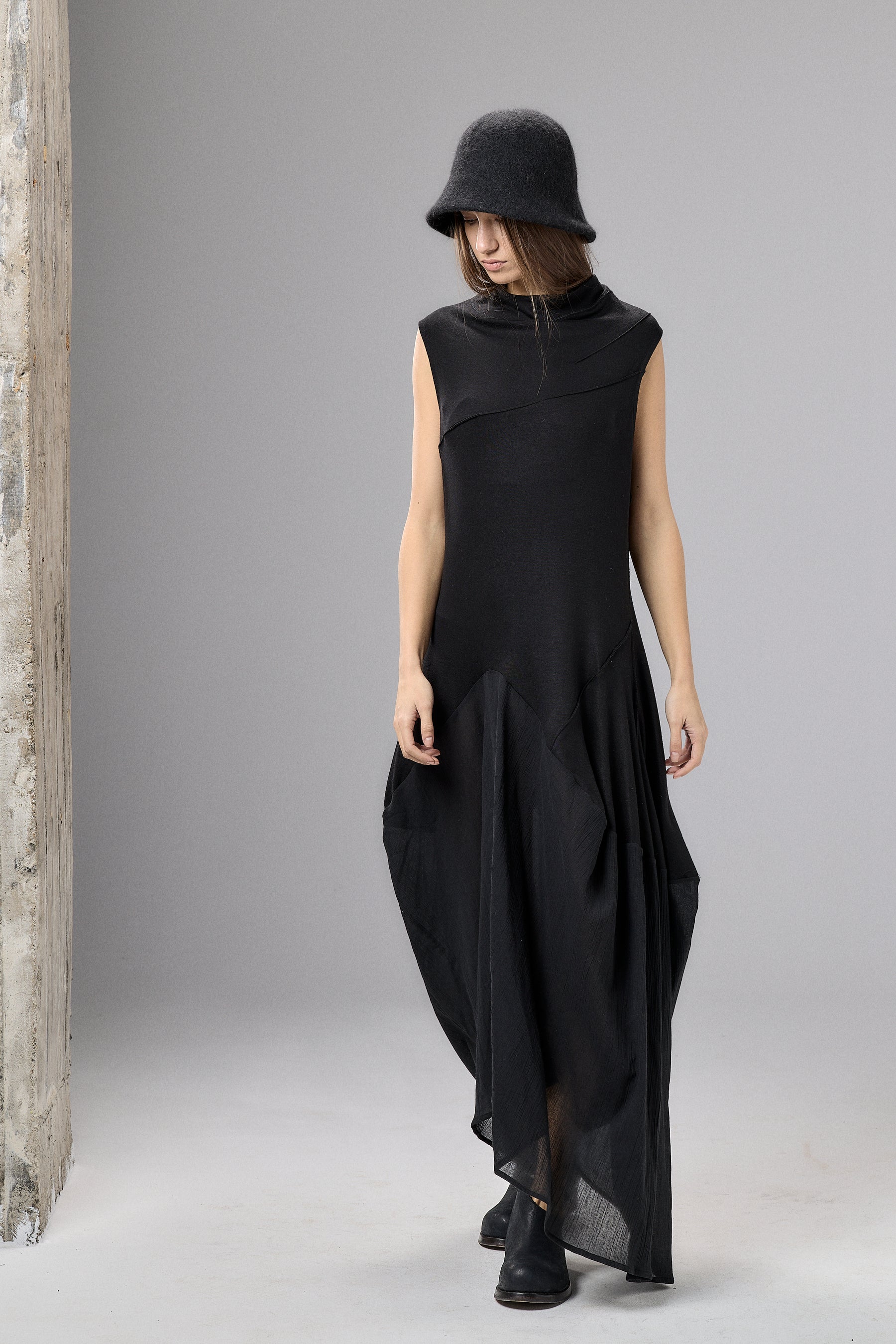 SLEEVELESS BLACK MAXI DRESS