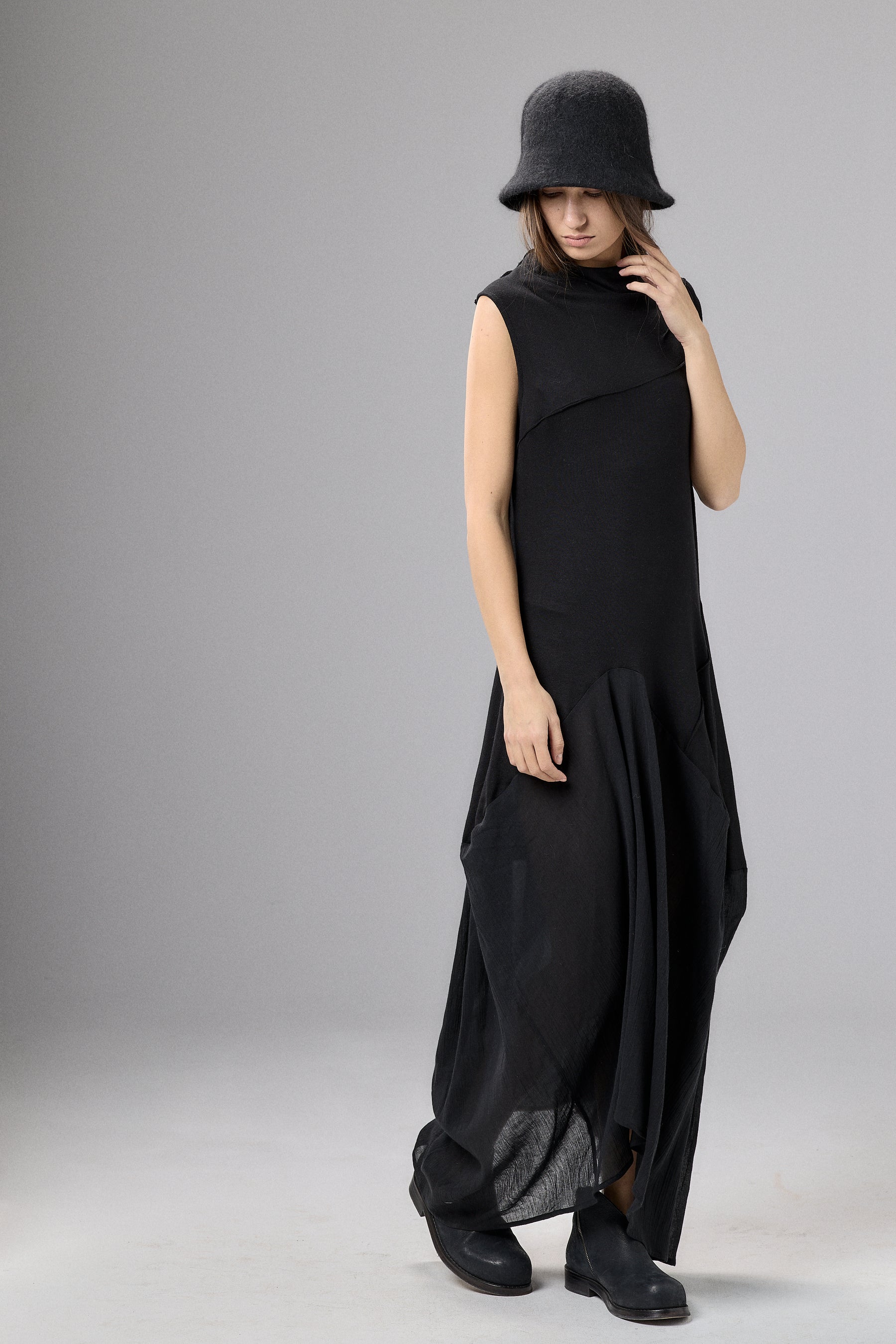 SLEEVELESS BLACK MAXI DRESS