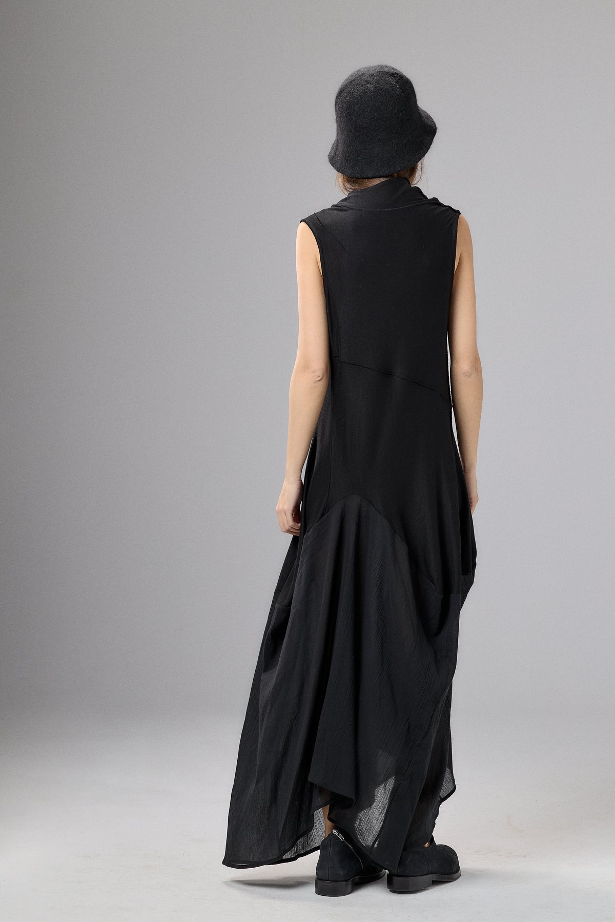 SLEEVELESS BLACK MAXI DRESS