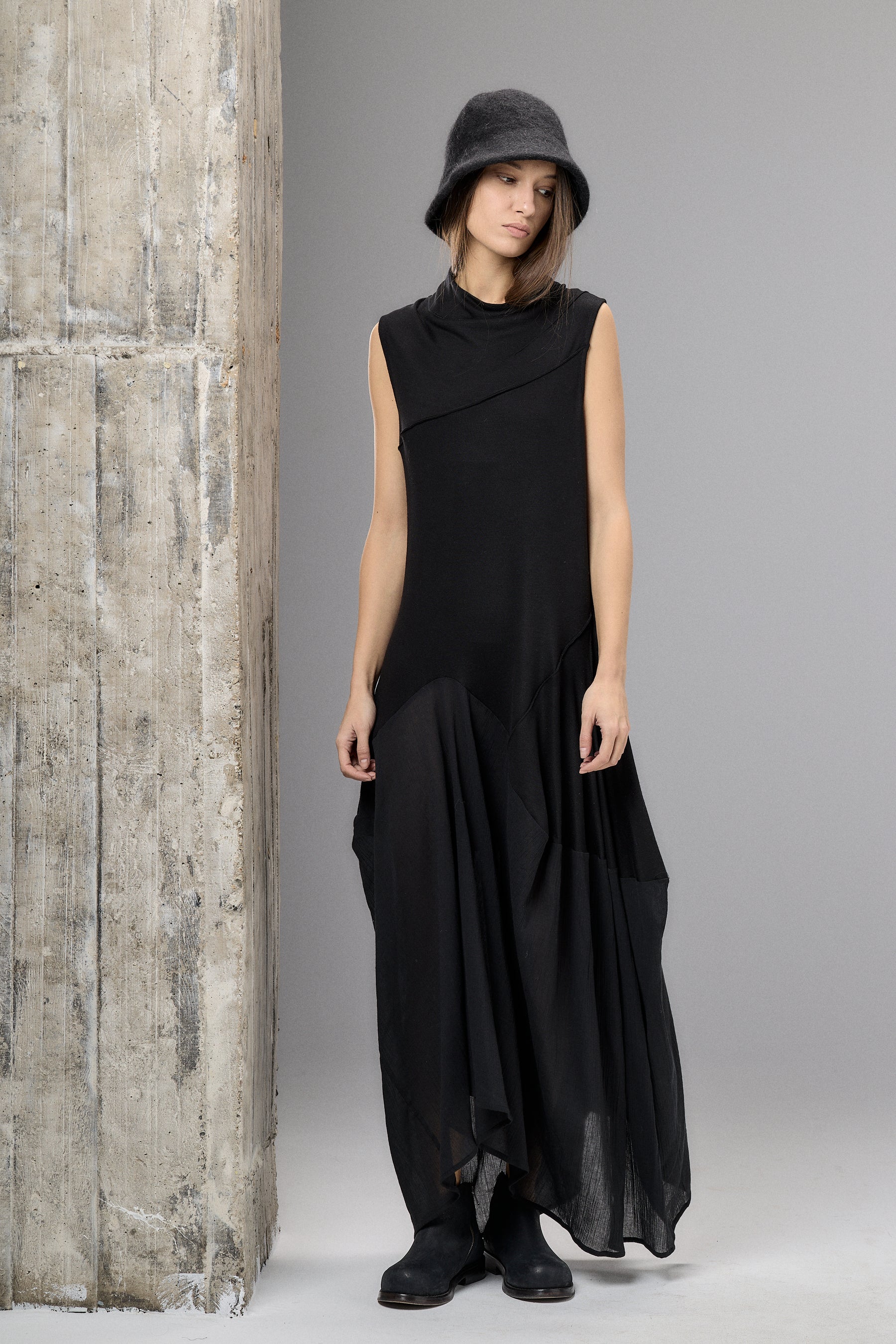 SLEEVELESS BLACK MAXI DRESS
