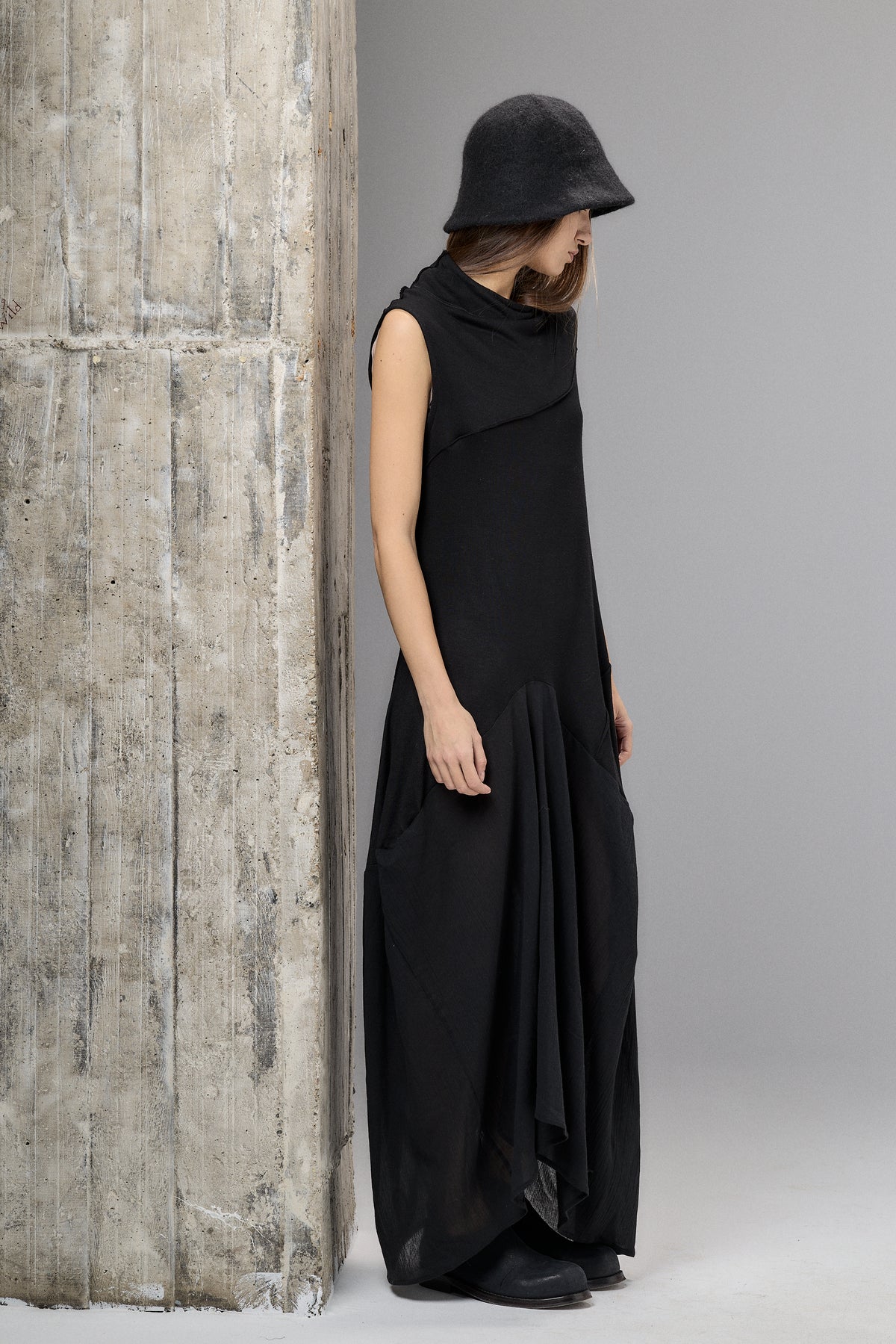 SLEEVELESS BLACK MAXI DRESS