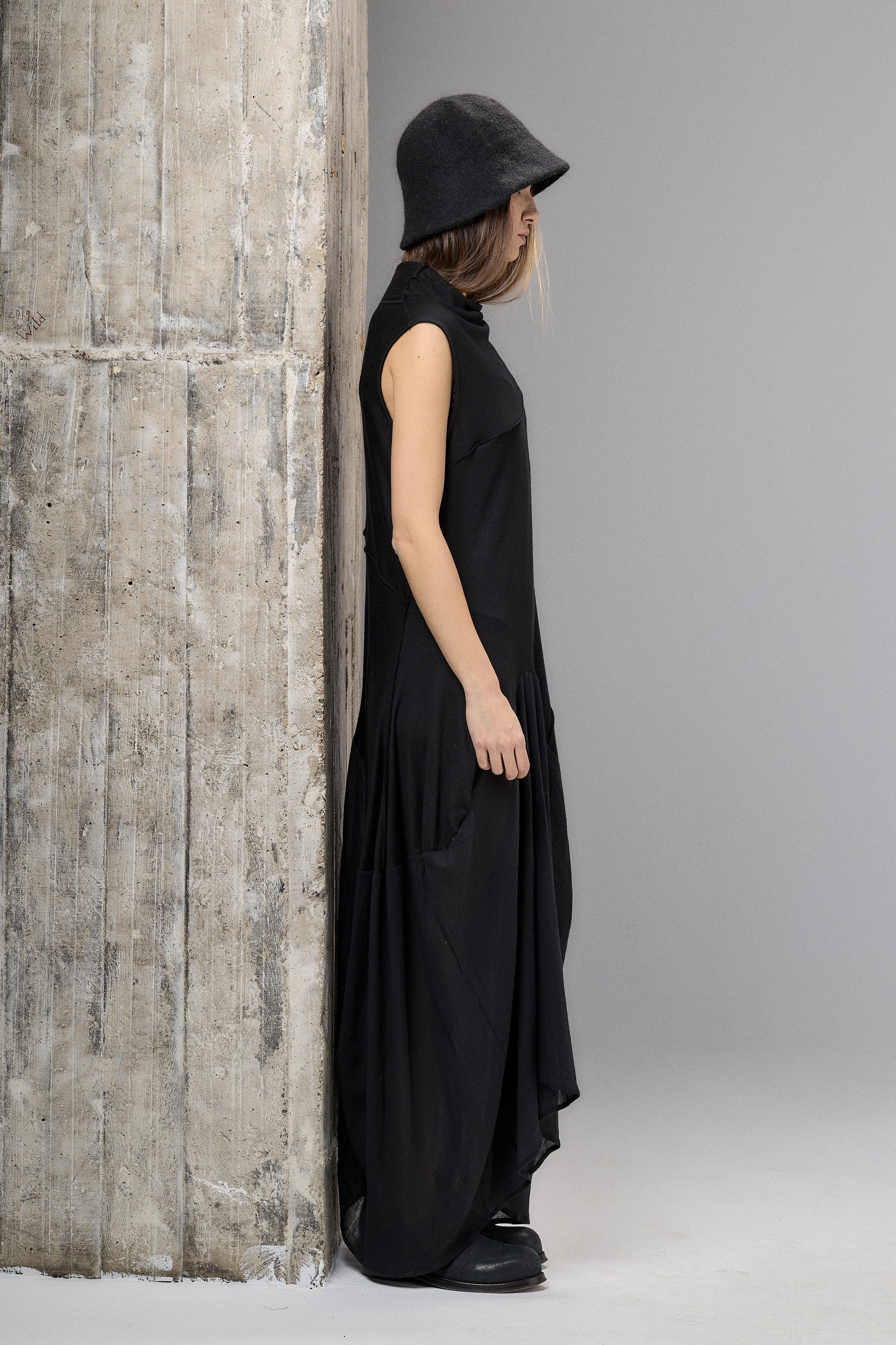 SLEEVELESS BLACK MAXI DRESS