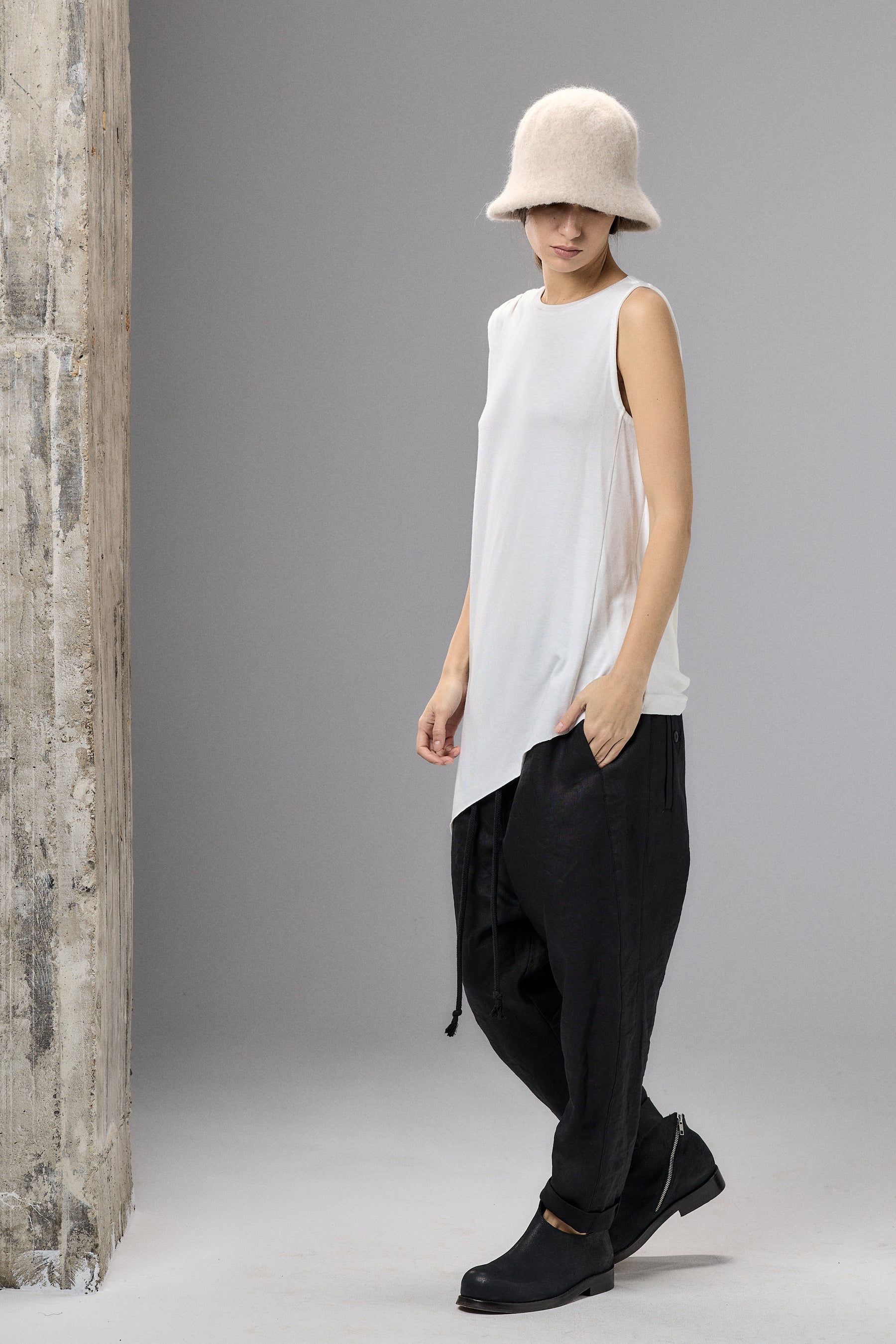 OFF WHITE DRAPE SLEEVELESS SHIRT