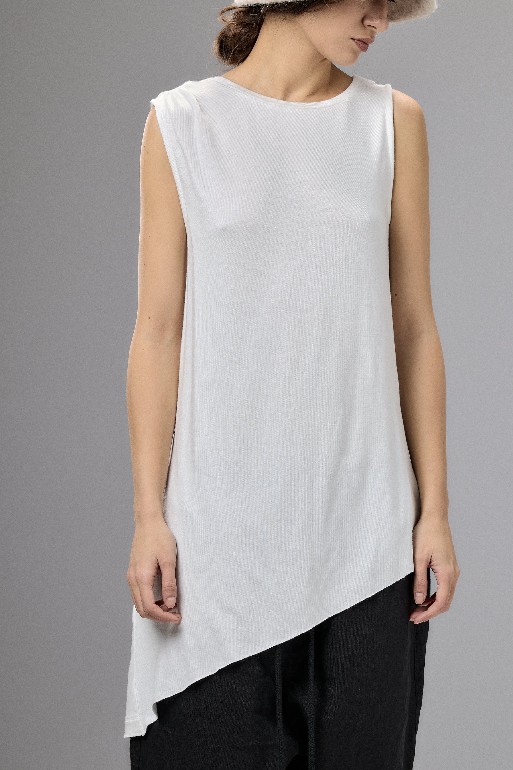 OFF WHITE DRAPE SLEEVELESS SHIRT