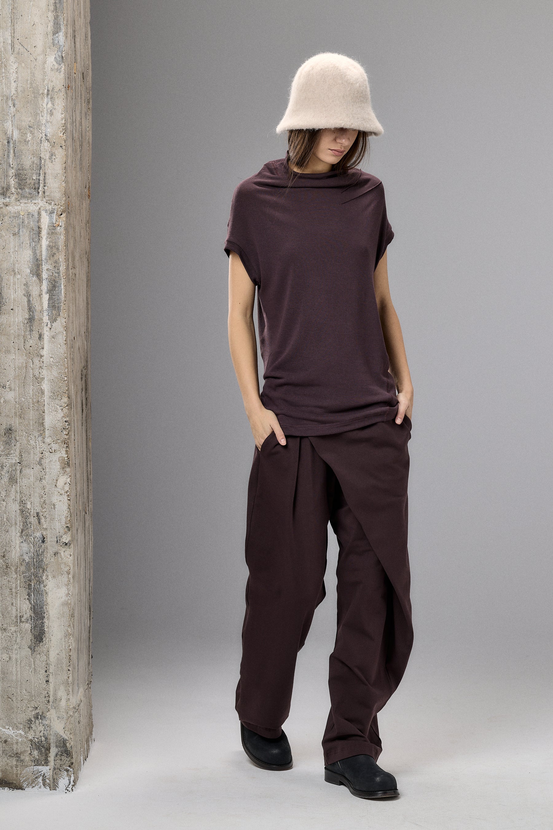 MUTED BORDO MINIMALIST CAP SLEEVED TOP