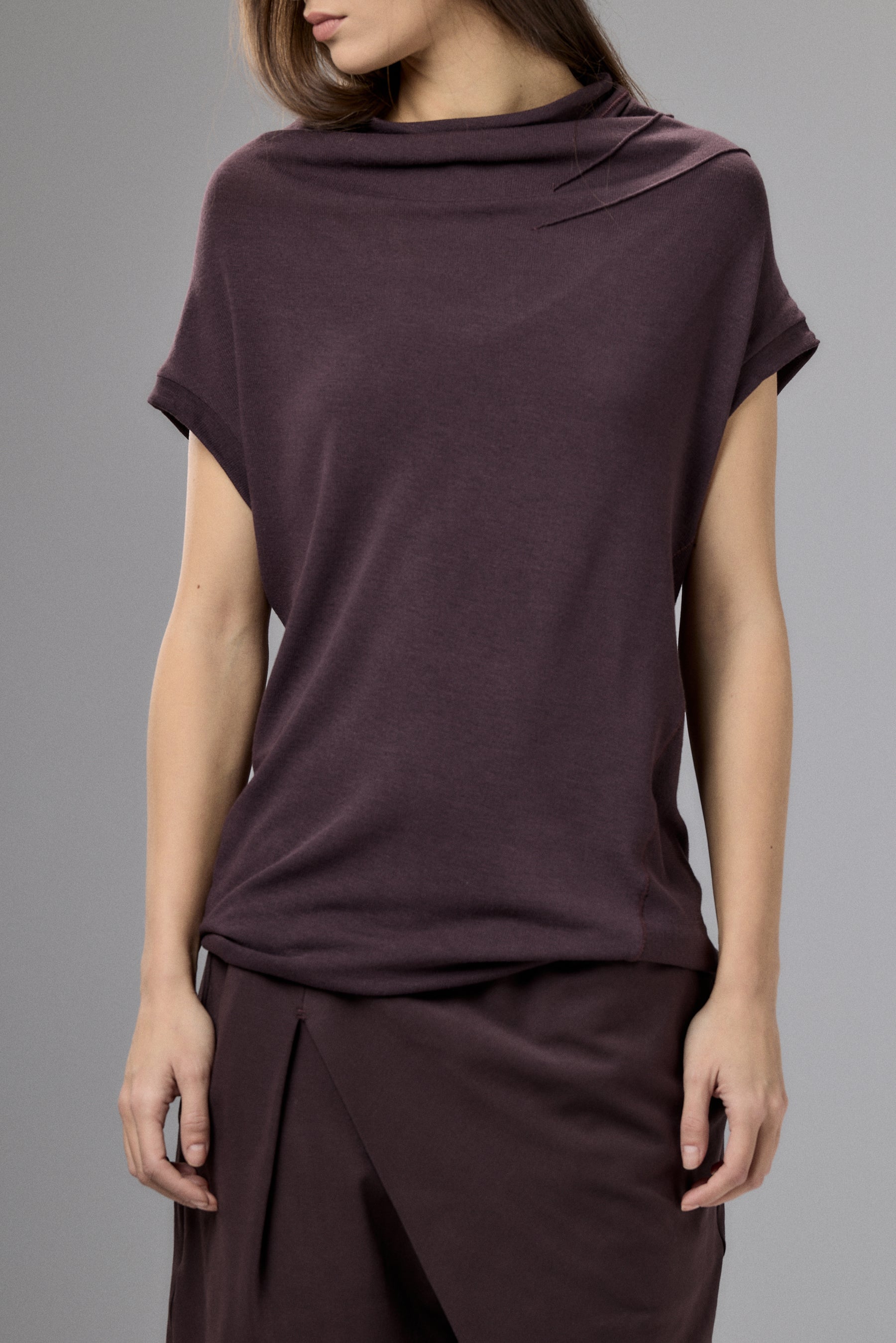 MUTED BORDO MINIMALIST CAP SLEEVED TOP