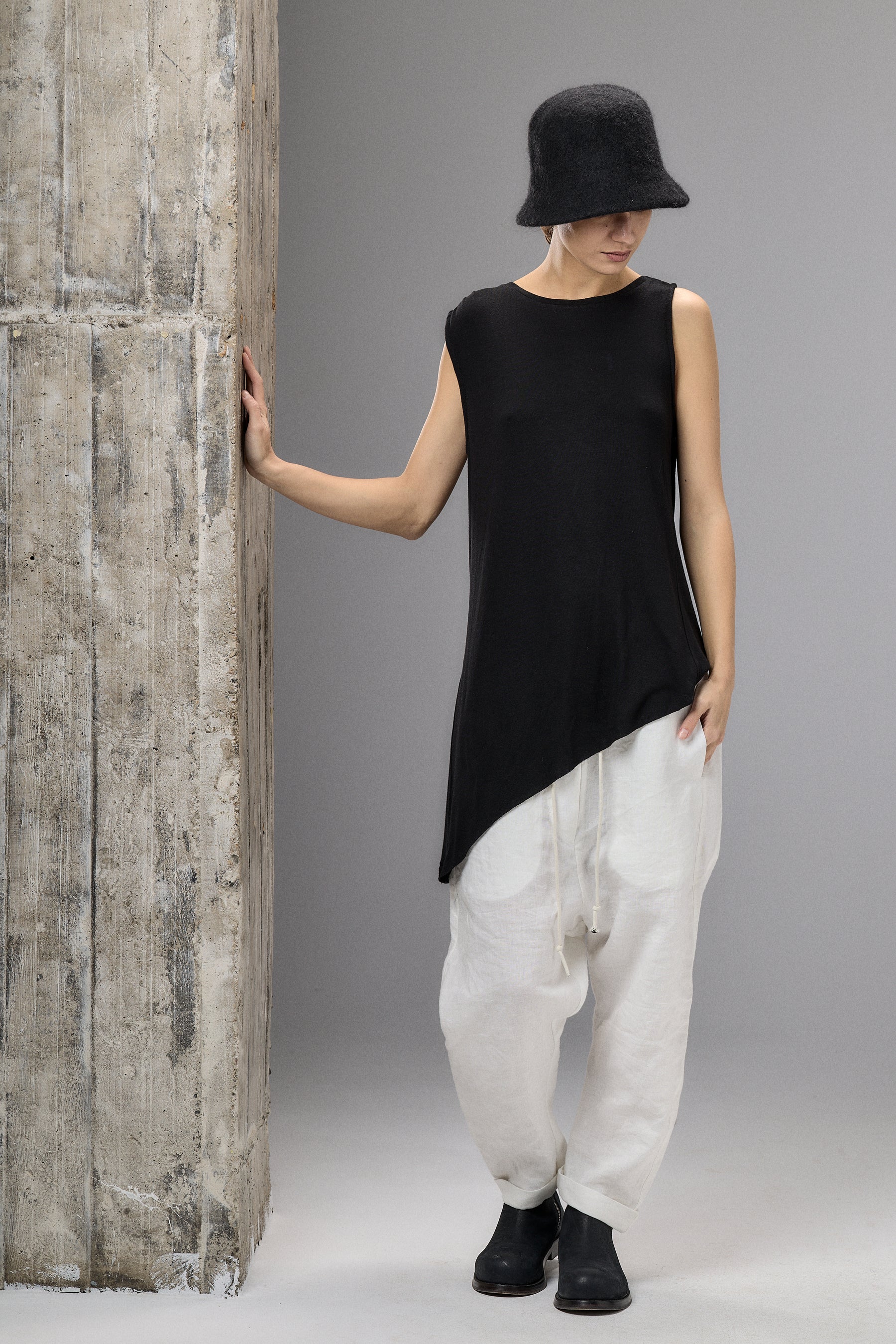 OFF WHITE DRAPE SLEEVELESS SHIRT