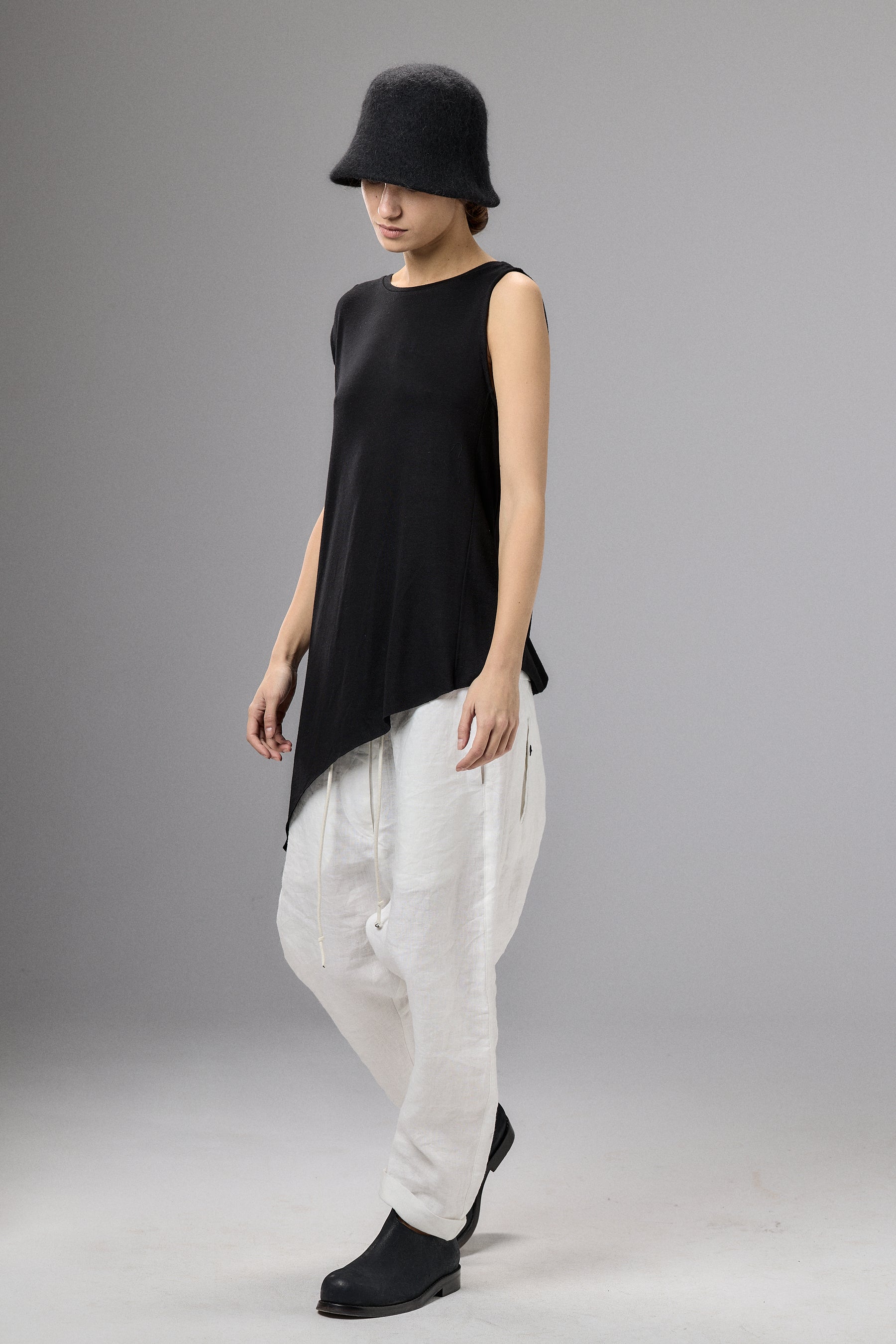 BLACK DRAPE SLEEVELESS SHIRT