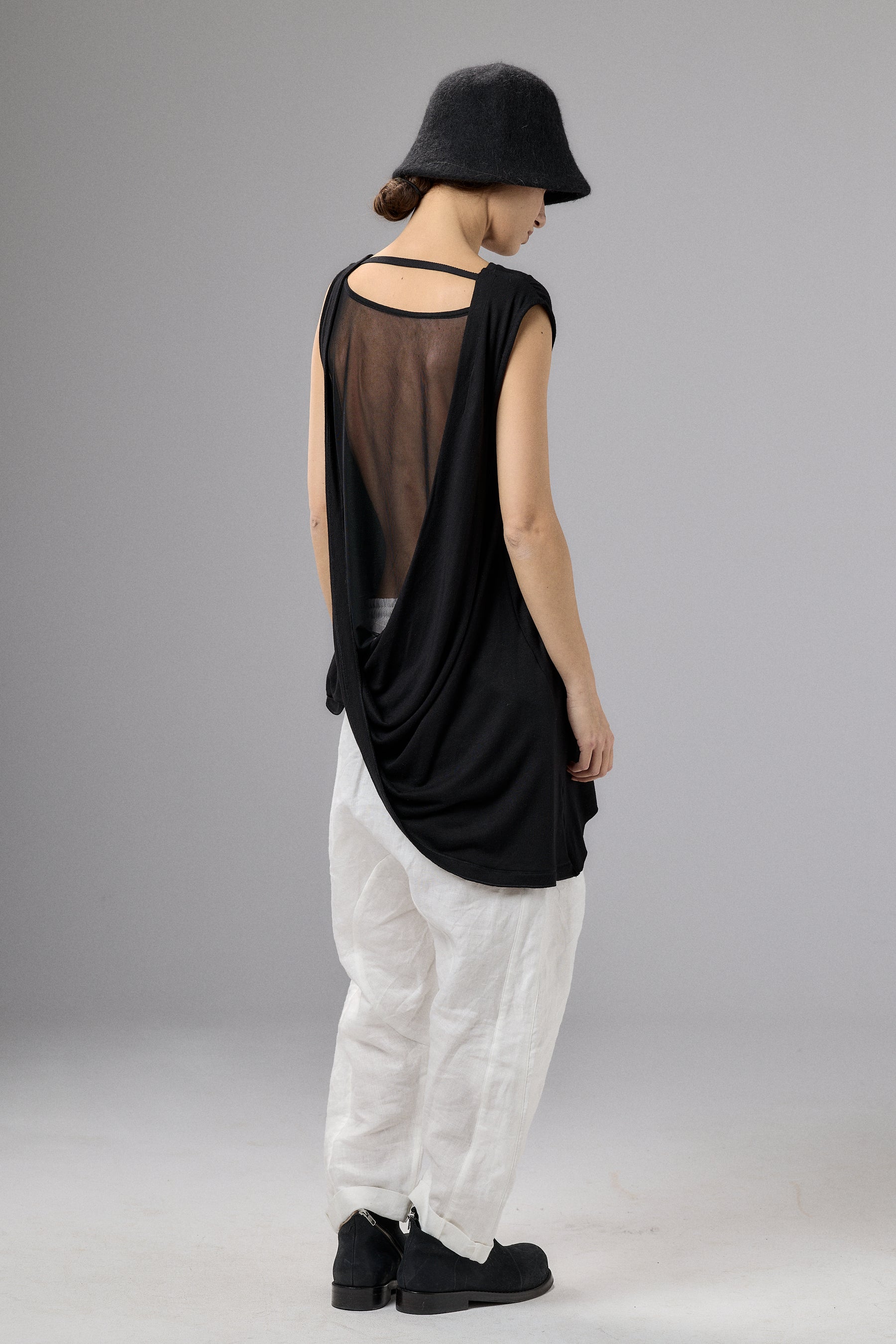 BLACK DRAPE SLEEVELESS SHIRT
