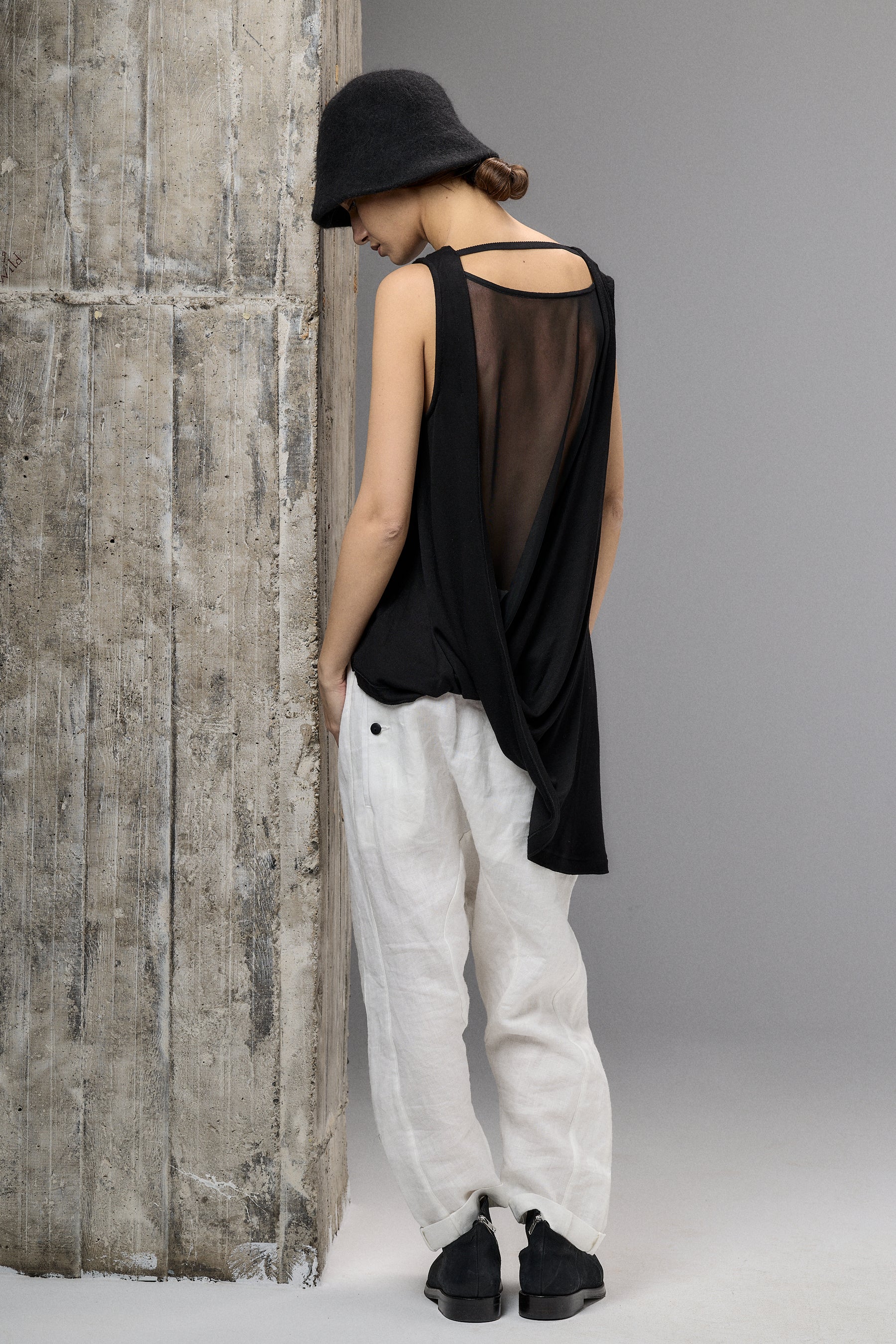 BLACK DRAPE SLEEVELESS SHIRT
