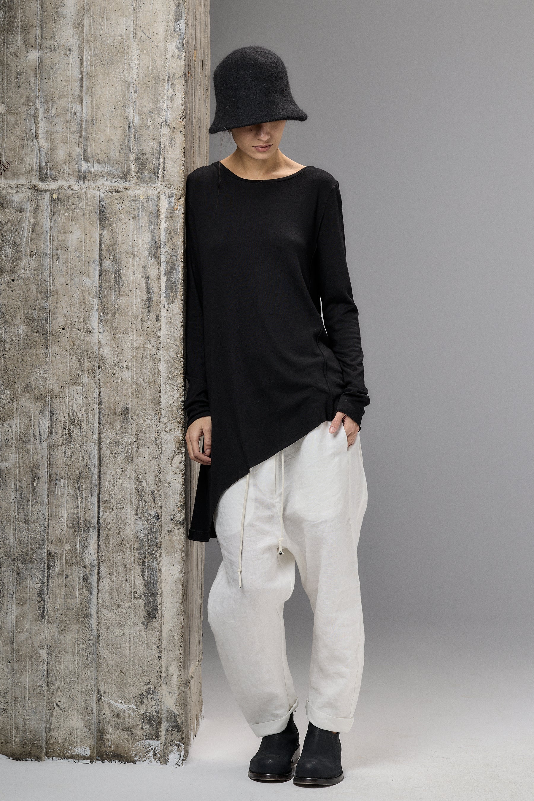 BLACK TWISTED BACK LONG SLEEVE TOP