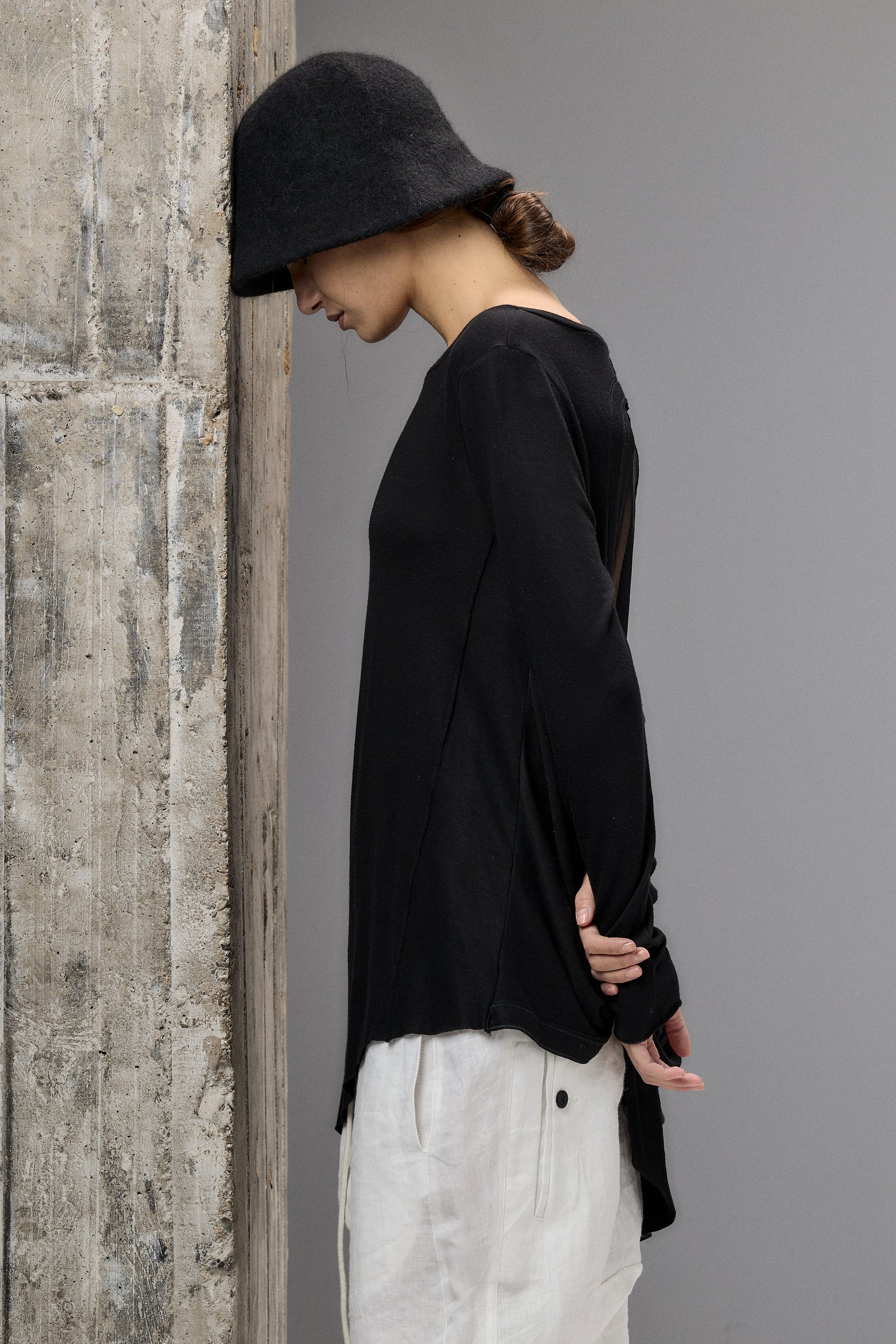 BLACK TWISTED BACK LONG SLEEVE TOP