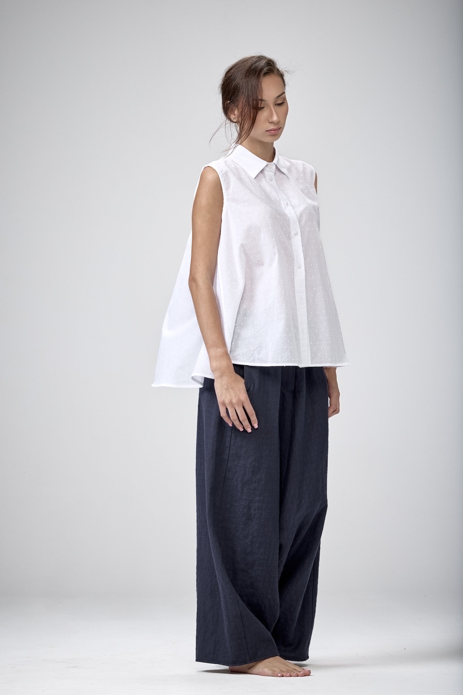 SLEEVELESS COTTON SHIRT