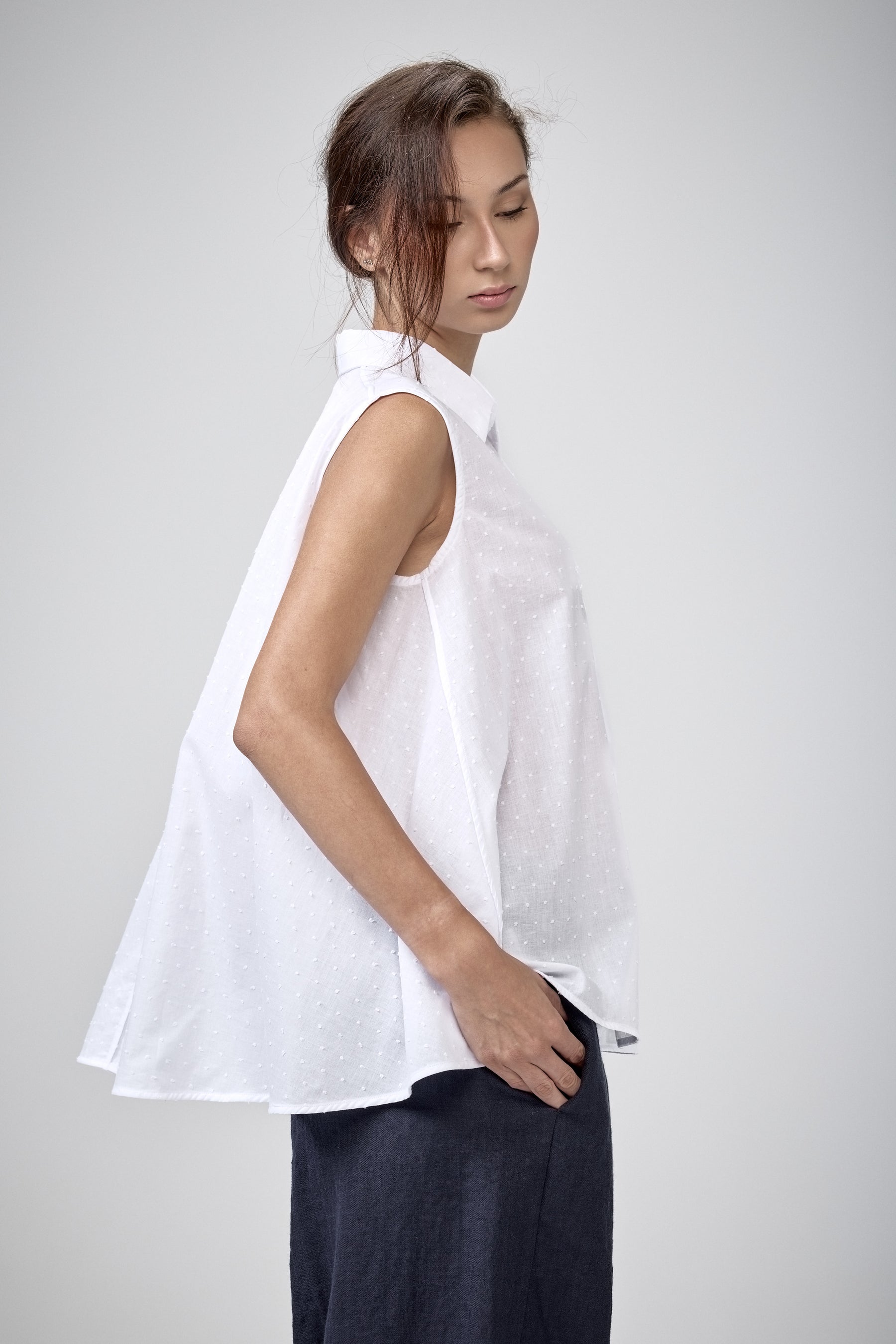 SLEEVELESS COTTON SHIRT