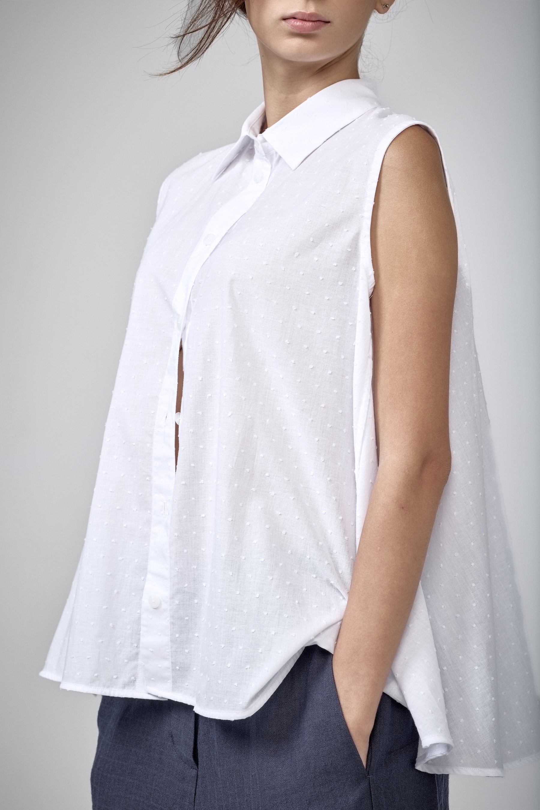 SLEEVELESS COTTON SHIRT