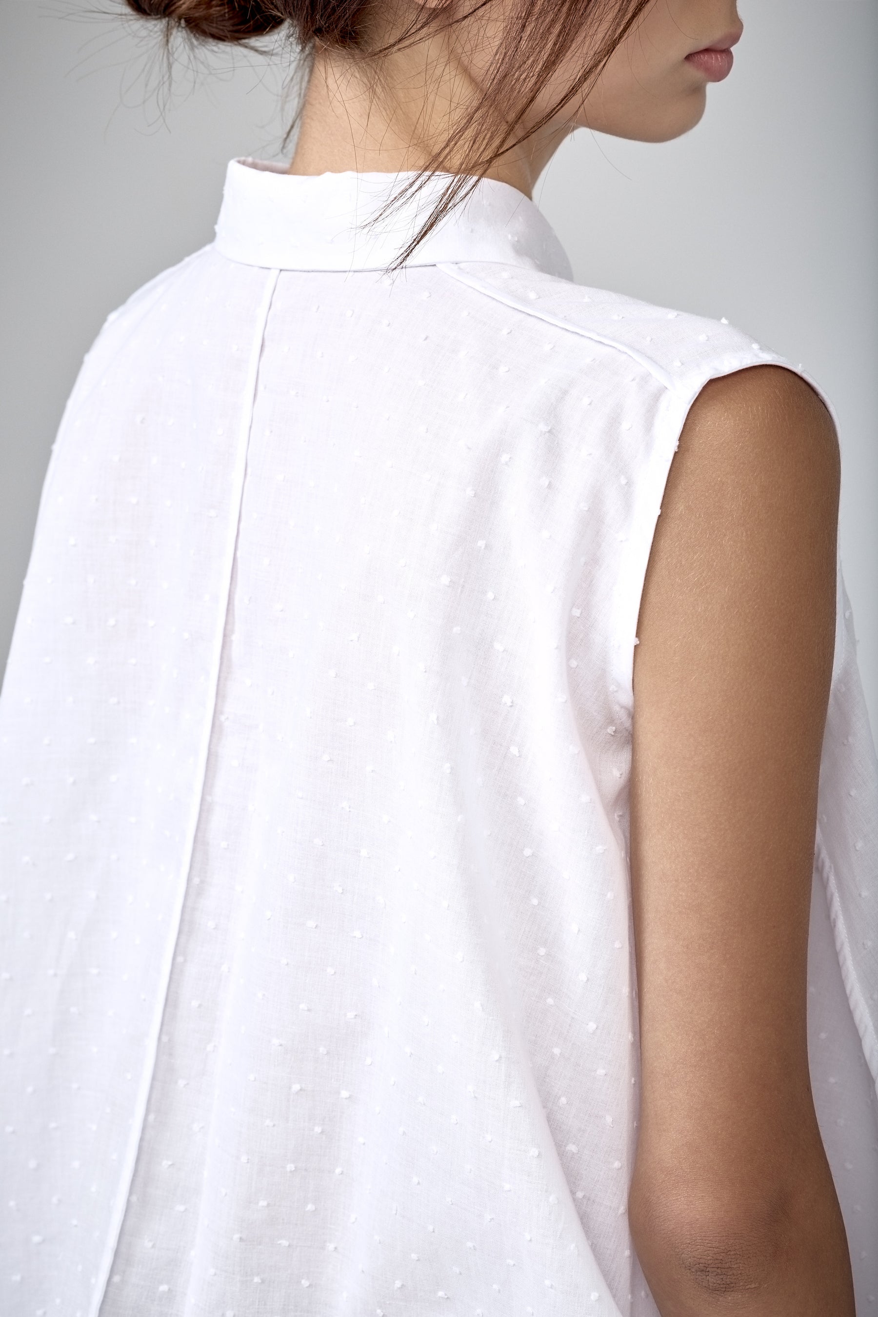 SLEEVELESS COTTON SHIRT