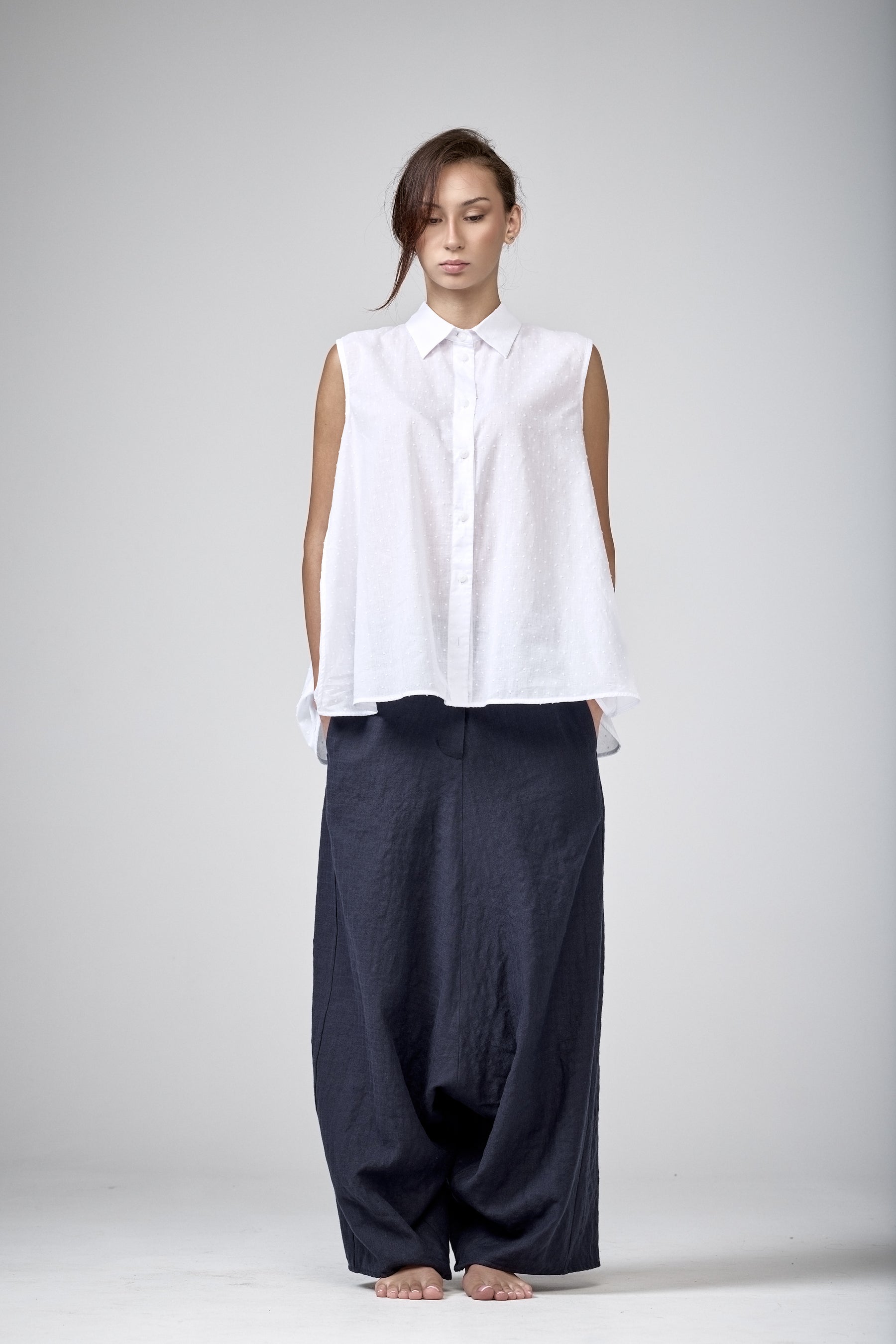 SLEEVELESS COTTON SHIRT