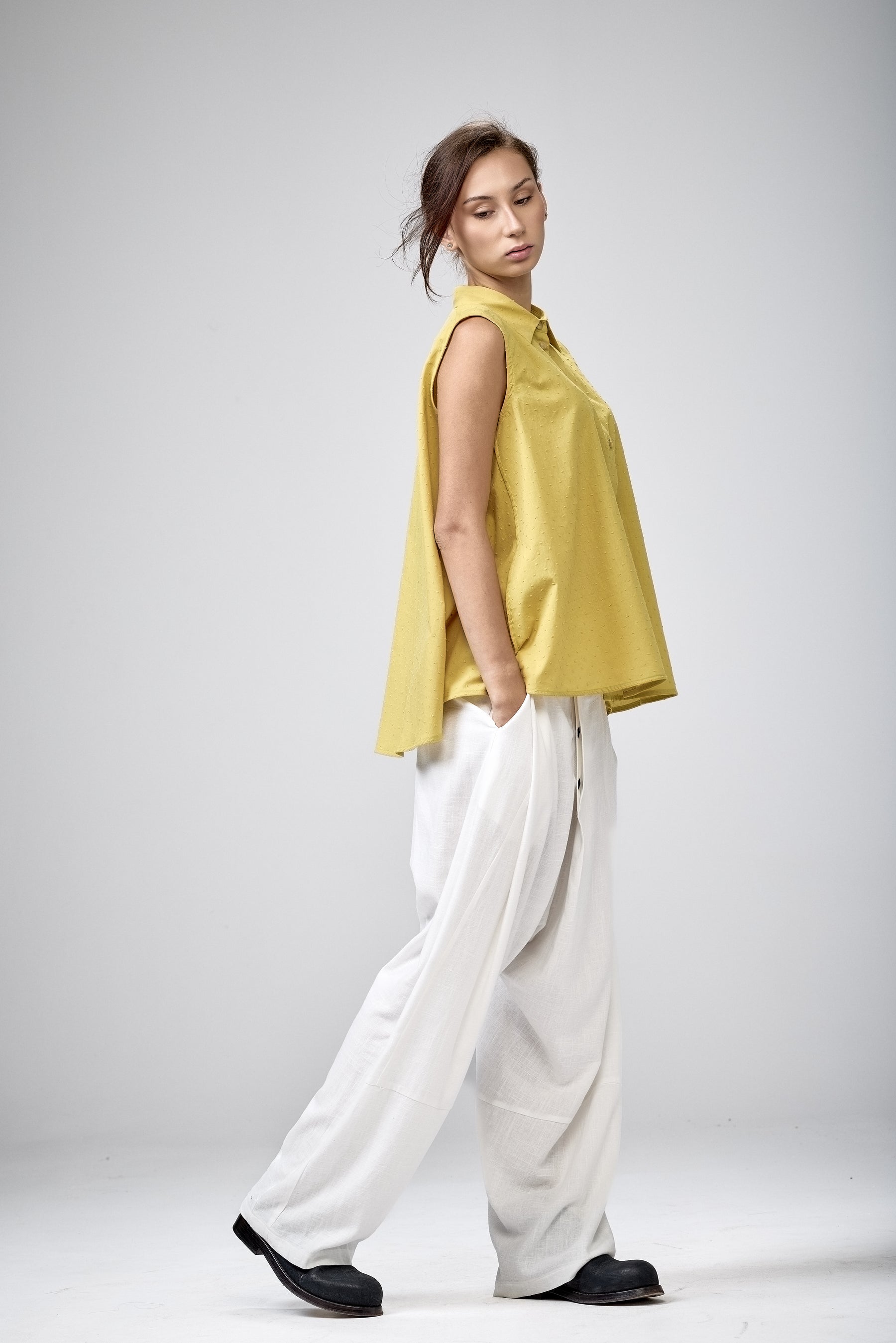 SLEEVELESS COTTON SHIRT
