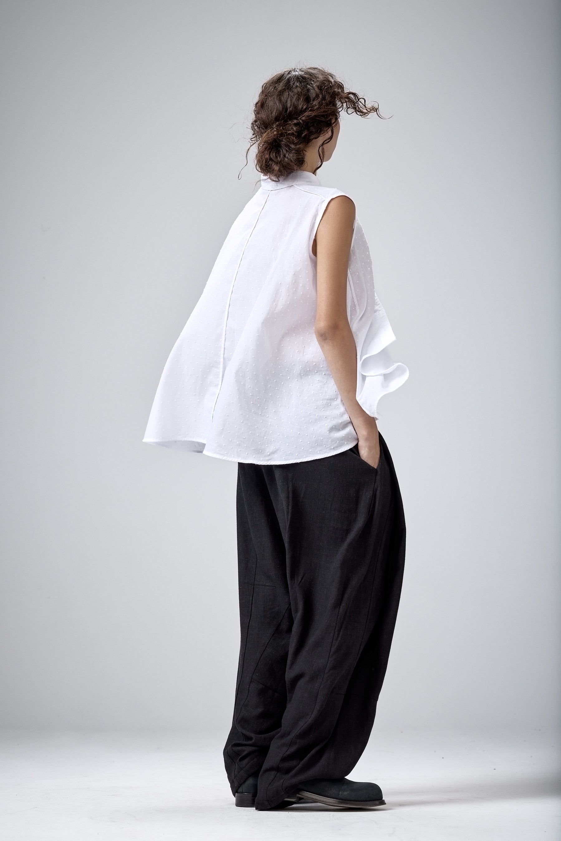 SLEEVELESS COTTON SHIRT