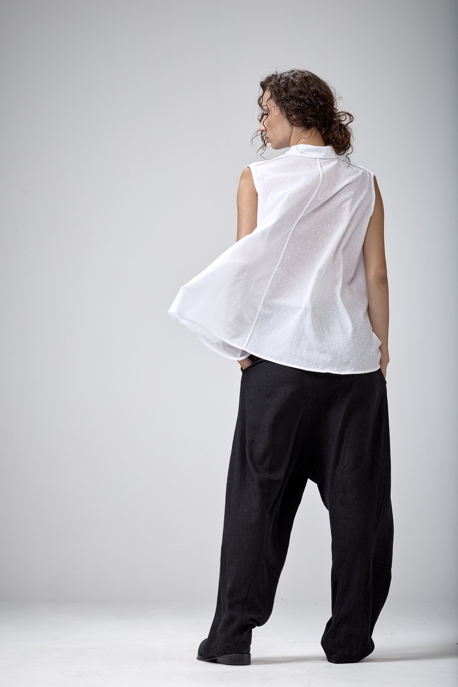 SLEEVELESS COTTON SHIRT