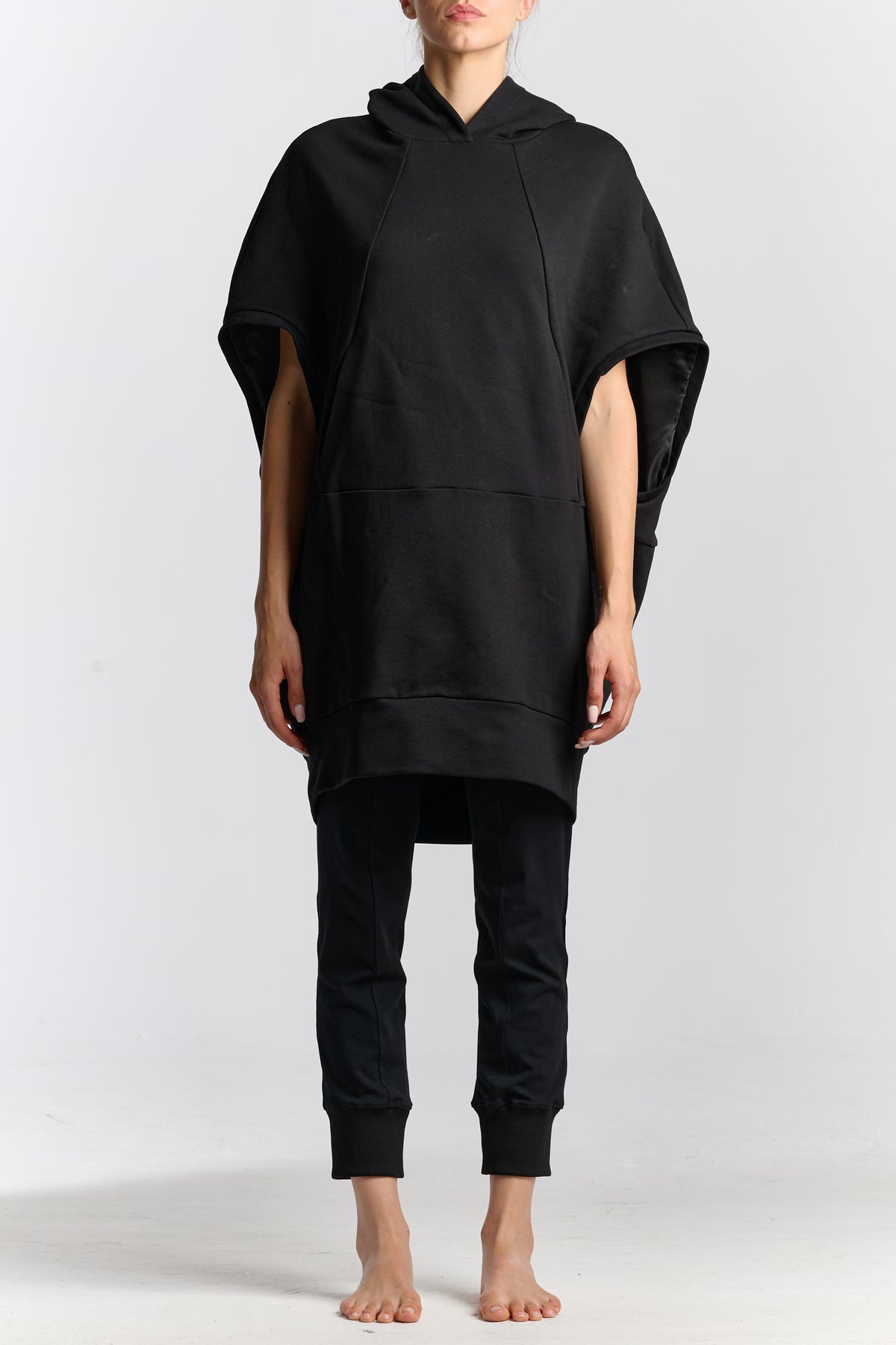 BLACK SLEEVELESS HOODIE