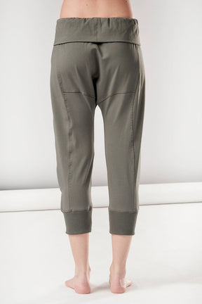 YOGA CROPPED PANTS WITH POCKETS