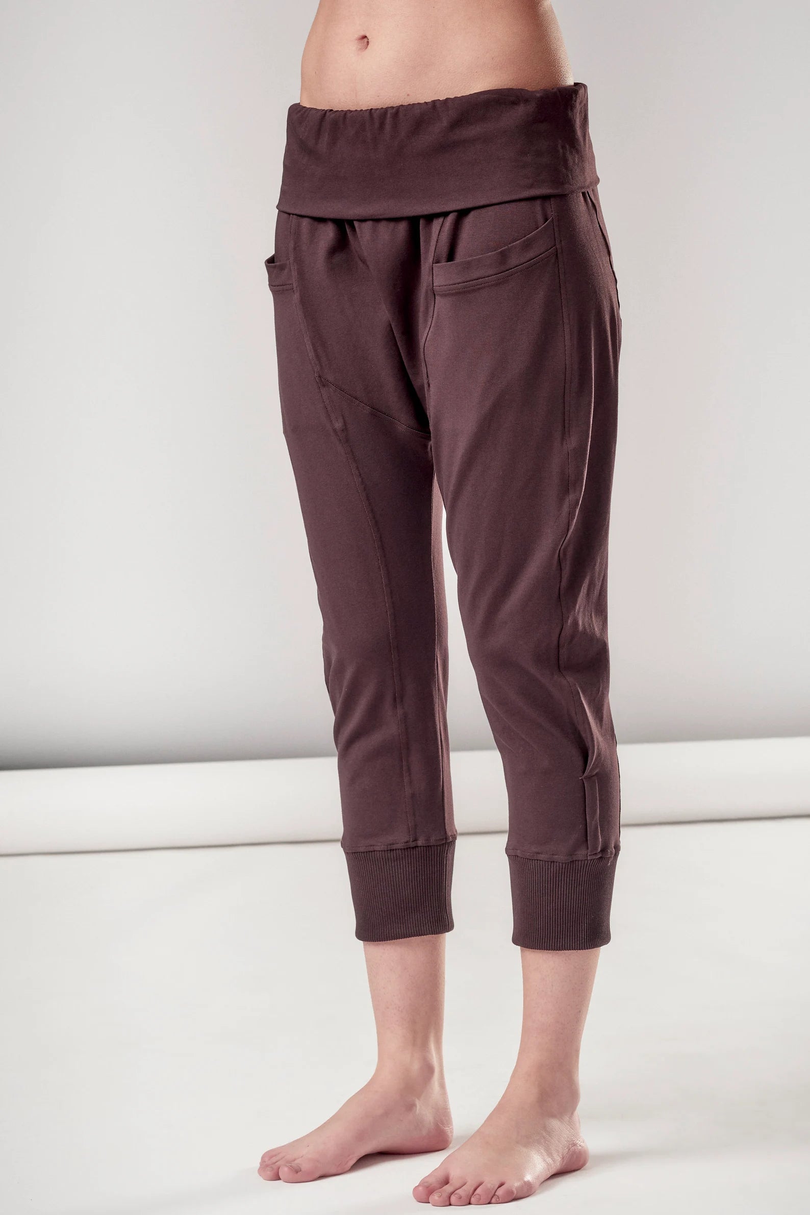 YOGA CROPPED PANTS WITH POCKETS